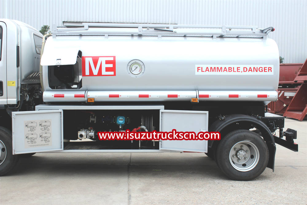 Isuzu off road refueling truck with printer