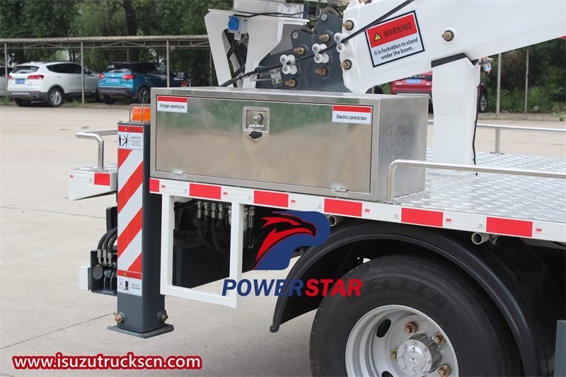 Isuzu 100P 20m articulated vehicle rear outrigger