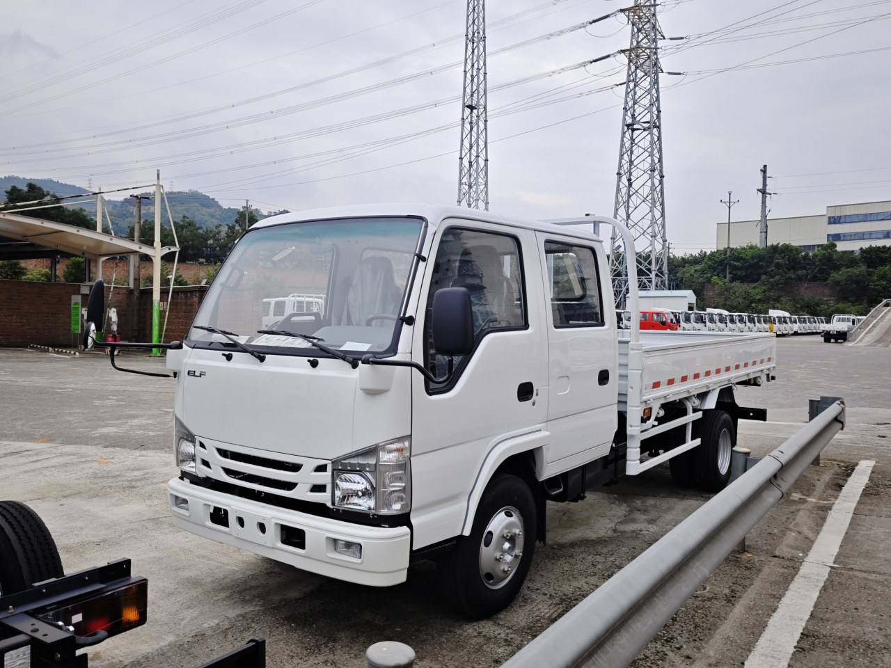 New Isuzu Elf 100p 4X2 6 Wheeler Double Cabin Lorry Cargo Dorpside Truck