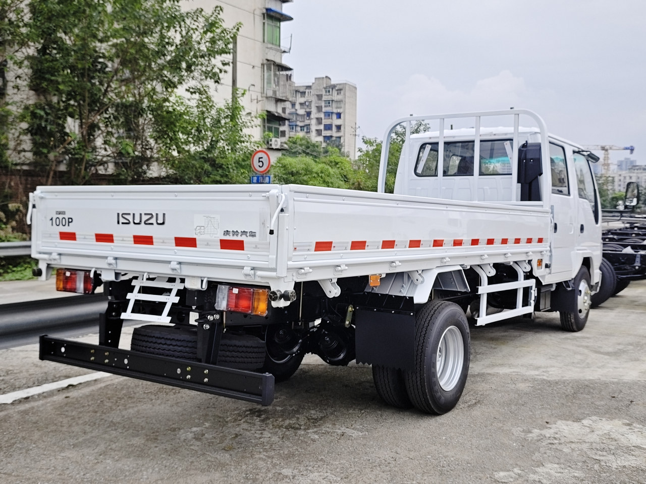 New Isuzu Elf 100p 4X2 6 Wheeler Double Cabin Lorry Cargo Dorpside Truck