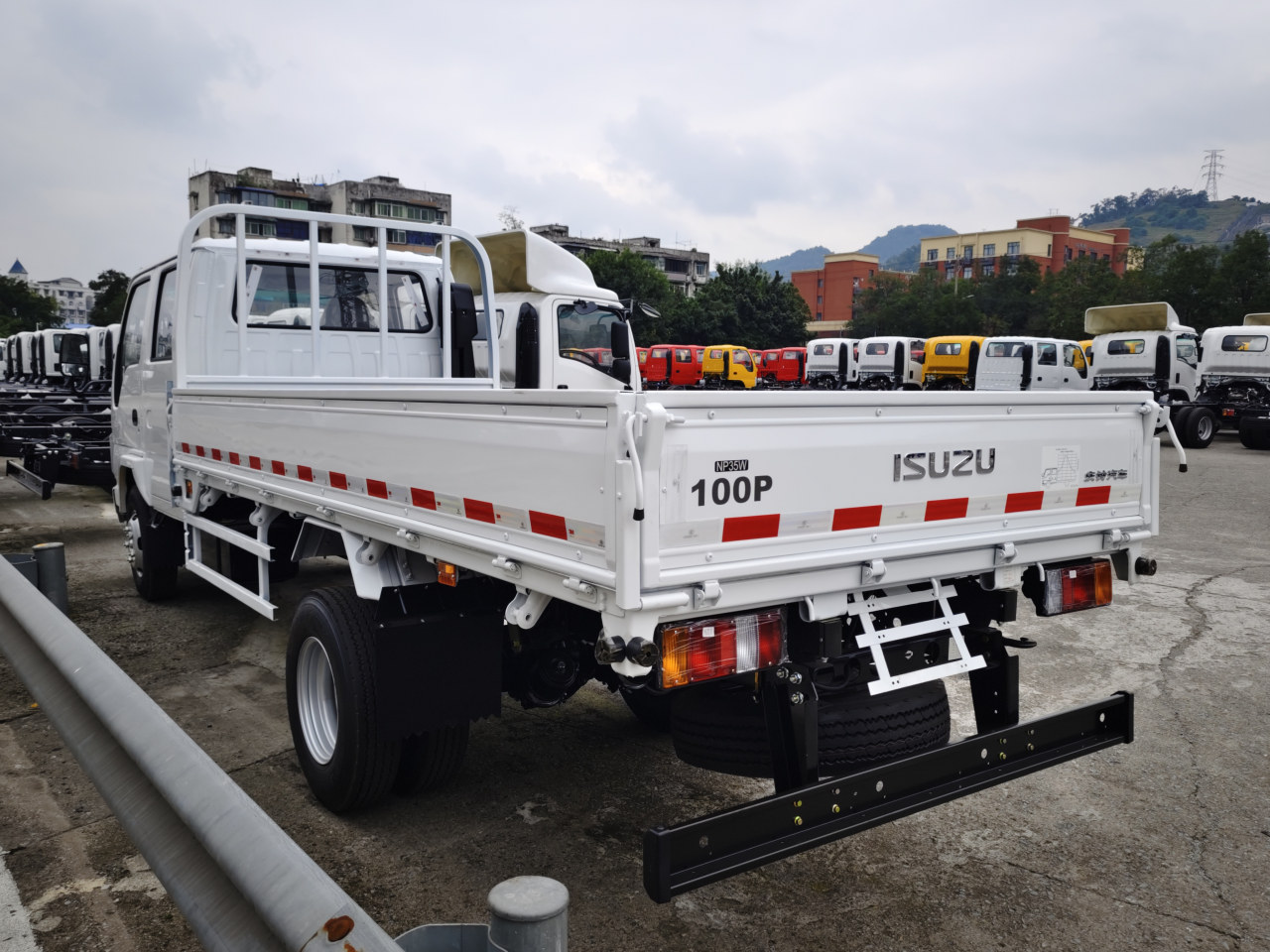New Isuzu Elf 100p 4X2 6 Wheeler Double Cabin Lorry Cargo Dorpside Truck