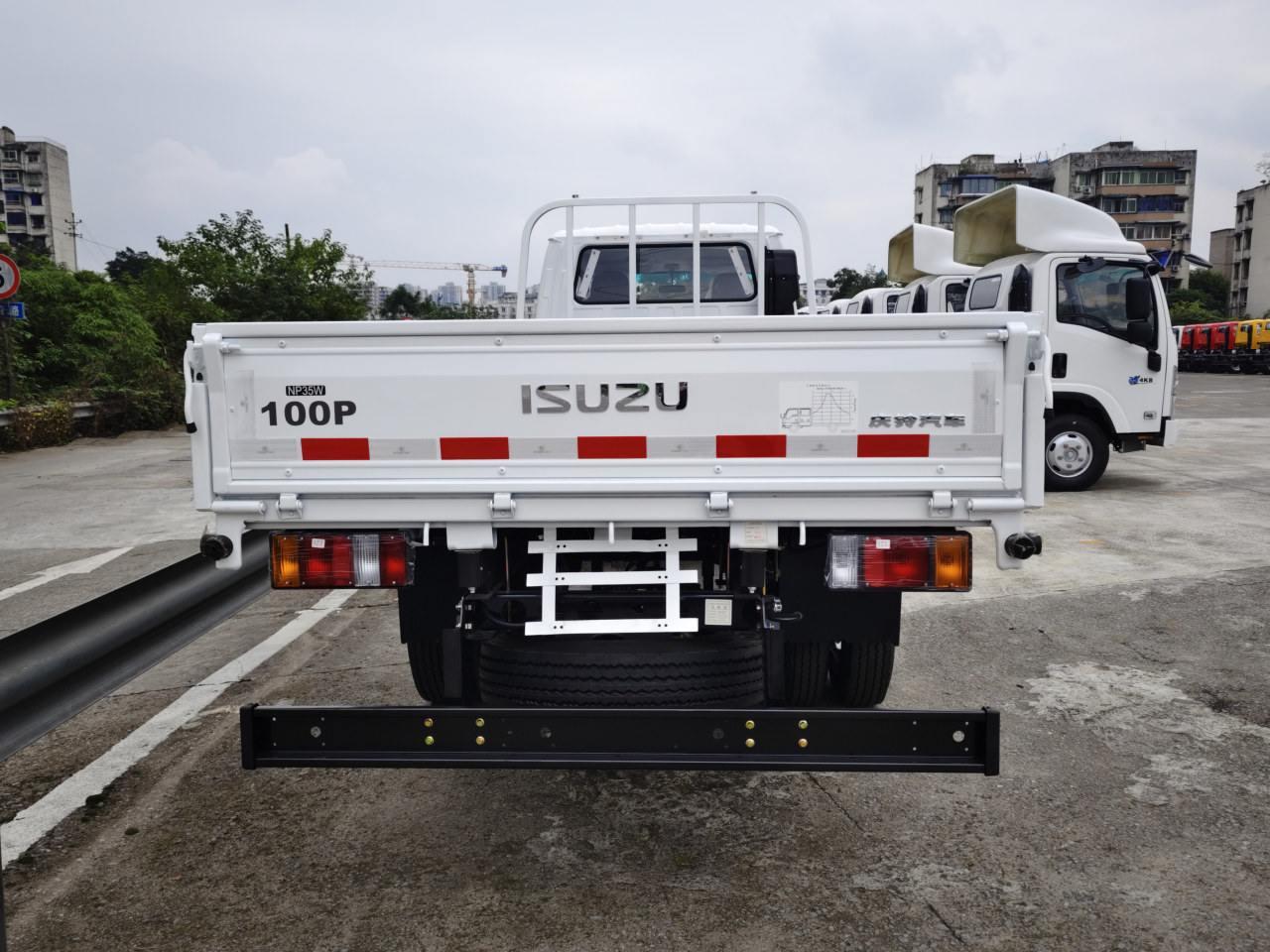 New Isuzu Elf 100p 4X2 6 Wheeler Double Cabin Lorry Cargo Dorpside Truck