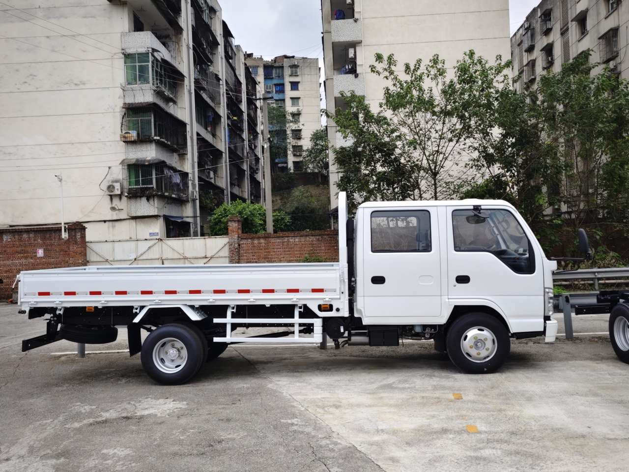 New Isuzu Elf 100p 4X2 6 Wheeler Double Cabin Lorry Cargo Dorpside Truck