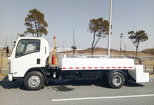 Isuzu portable water truck for airport
