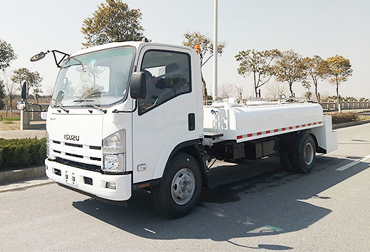Isuzu portable water truck for airport