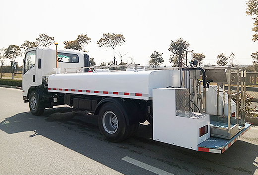 Isuzu portable water truck for airport